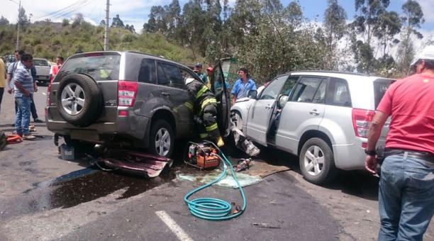 Los bomberos rescatan a uno de los heridos del accidente en la Simón. Bolívar. Foto: Cortesía COE Metropolitano