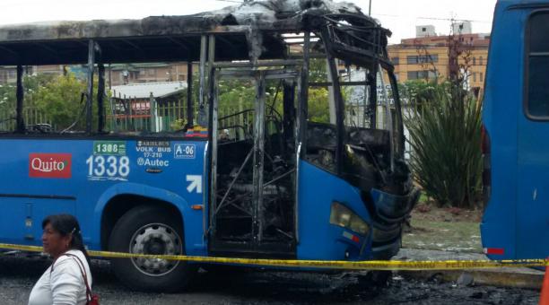 Así quedó el bus afectado en la parte exterior. El suceso fue a las 02:00. Foto: Eduardo Terán/ ÚN