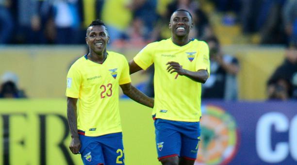 Miller Bolaños (izq.) celebra su gol junto con Marcos Caicedo en su partido por eliminatorias a Rusia 2018. Foto: AFP