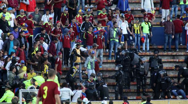 Hinchas venezolanos protagonizaron incidentes con policías durante el partido entre Ecuador y Venezuela en Quito. Foto: Julio Estrella / UN
