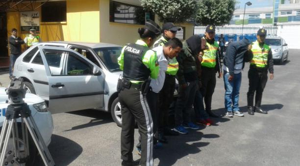 Los agentes detuvieron a los sospechosos a la altura de la calle René Hidalgo y Quitumbe Ñan.  Foto: Isabel Alarcón / ÚN
