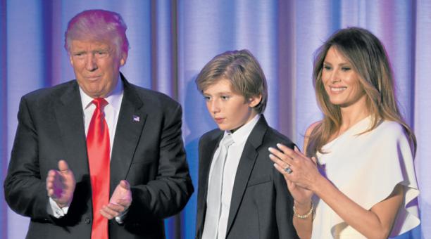 Donald Trump, su hijo Barron y su esposa Melania, en Nueva York. Foto: AFP
