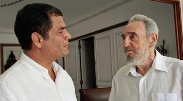 El presidente Rafael Correa junto a Fidel Castro. Foto: Archivo