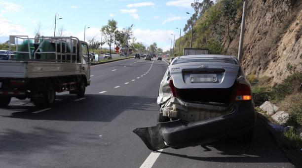 El vehículo accidentado en la avenida Simón Bolívar fue retirado por los agentes. Foto: Alfredo Lagla / ÚN