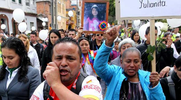 Un grupo de personas acompaña el féretro de la niña Yuliana Andrea Samboni Muñoz hoy, miércoles 7 de diciembre de 2016, en Bogotá (Colombia). Foto: EFE