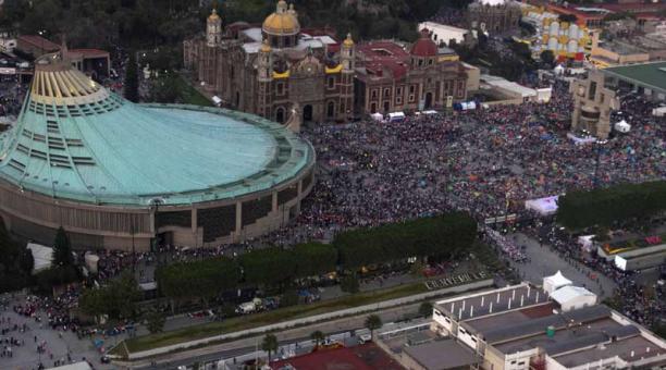 Millones de fieles provenientes de todos los estados de la República de México y de muchos otros países, celebran y veneran ante la Basílica de Guadalupe. Foto: EFE