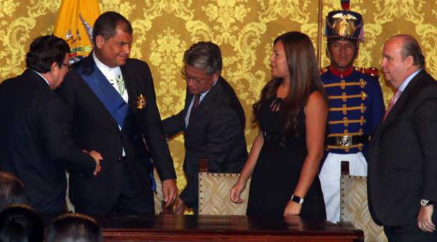 El presidente  Rafael Correa es condecorado en el Salón Amarillo en Carondelet. Foto Pavel Calahorrano / ÚN