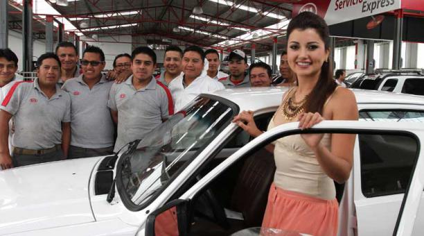 Angie Vergara junto a su vehículo remodelado. Foto: Eduardo Terán / ÚN