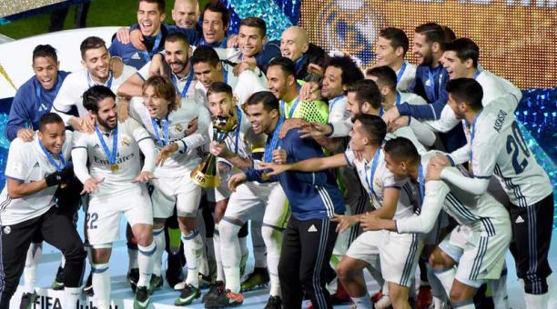 Sergio Ramos (centro) con el trofeo de campeón. Foto: AFP