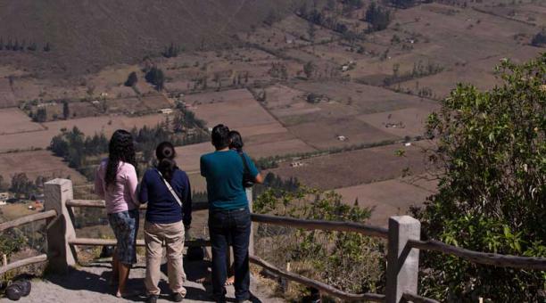 Los visitantes disfrutan de la vista del cráter del Volcán Pululahua, una atracción turística a 27 km al norte de Quito. Foto: AFP
