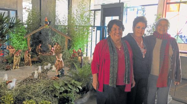 Las tres mujeres son las más entusiastas de sus respectivos barrios. Se juntaron frente al belén del Palacio Municipal. Fotos: Betty Beltrán / ÚN