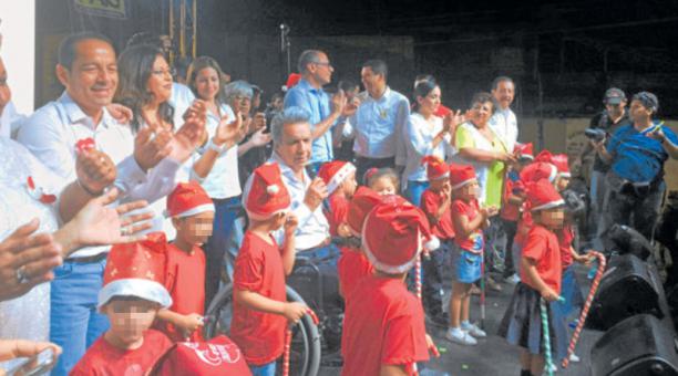 El candidato por Alianza País visitó el jueves el suburbio de Guayaquil y se unió al coro de niños con gorrito de Noel y cantaron temas navideños.
