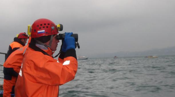 Miembros de las unidades de emergencia rusos monitorean el mar en busca de los restos del avión. Foto: EFE