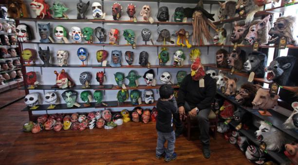 Las máscaras están listas. Hay  una gran variedad de personajes para que queme bien el año. Foto: Julio Estrella / ÚN