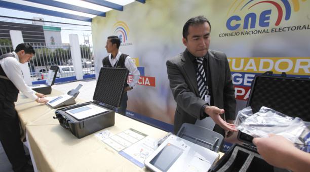 Entrega de los scaners koreanos al CNE para su uso en la proximas elecciones. Foto: Vicente Costales / ÚN