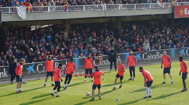Los jugadores del Barcelona español durante un entrenamiento ante sus aficionados. Foto: AFP