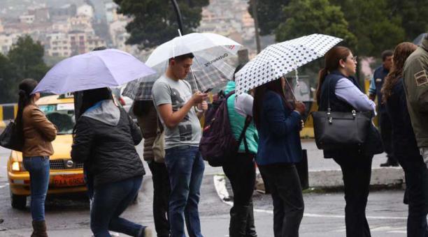 Las personas usan paraguas para evitar mojarse este viernes 6 de enero del 2017. Foto: Alfredo Lagla / ÚN