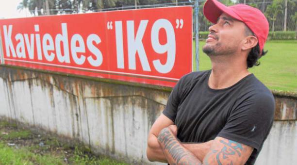 Jaime Iván Kaviedes pasa en la escuela de fútbol, en Santo Domingo. Foto: Archivo / ÚN