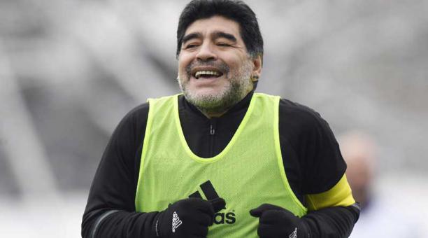 El exfutbolista argentino Diego Armando Maradona participa en el partido amistoso que prologó la entrega esta noche de los galardones The Best en Zúrich (Suiza) el lunes 9 de enero de 2017. Foto: EFE