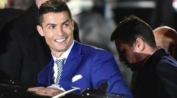 Cristiano Ronaldo sonríe al salir de la ceremonia de premios FIFA 2016 el 9 de enero de 2017 en Zurich. Foto: AFP
