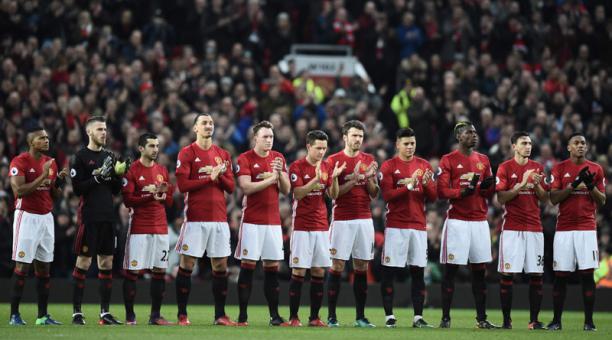 Los jugadores del Manchester United antes de un partido ante el Liverpool. Foto: AFP