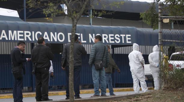 Peritos forenses investigan en el Colegio Americano en la ciudad de Monterrey (México). Foto: EFE