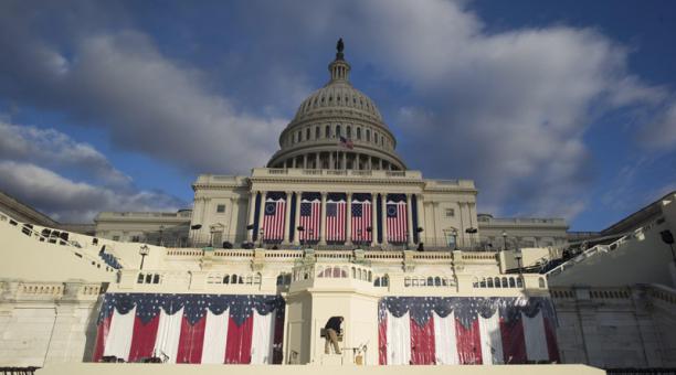 ista de la cúpula del Capitolio de los Estados Unidos preparada con banderas miércoles 18 de enero de 2017, para la investidura de Donald Trump como el presidente número 45 de Estados Unidos