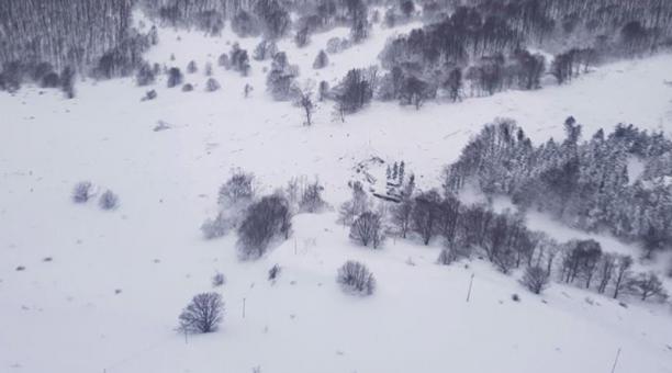 Fotografía aérea facilitada por el Departamento de Bomberos hoy, 19 de enero de 2017, que muestra el hotel Rigopiano, alcanzado por una avalancha previsiblemente producida por alguno de los cuatro terremotos de magnitud superior a los 5 grados registrados