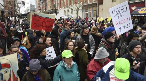 Manifestantes que bloquean una de las entradas de la ruta del desfile de inauguración, cercana a la avenida Pennsylvania, como protesta contra el presidente electo de los Estados Unidos, Donald Trump, en Washington, Estados Unidos. Foto: EFE