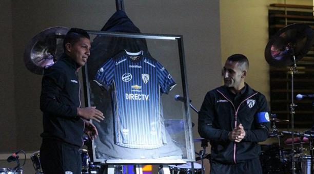 Los jugadores del Independiente ya tienen camiseta nueva para la Copa Libertadores. Foto: @IDV_EC