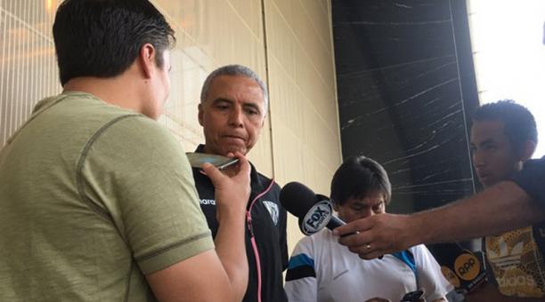 Alexis Mendoza, estratega del Independiente del Valle atendiendo a la prensa. Foto: @IDV_EC