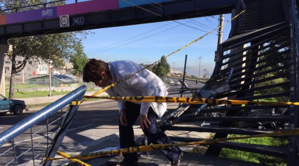 Los moradores del sur de Quito tuvieron problemas para atravesar un puente. Foto: Eduardo Terán / ÚN