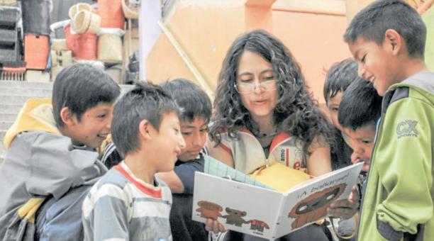 Tanya Benítez lee un libro a los niños en el mercado de Santa Clara. Foto: Cortesía
