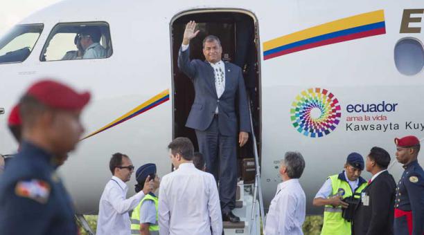 El presidente Rafael Correa a su llegada al aeropuerto de Punta Cana, República Dominicana, el 24 de enero de 2017. Foto: AFP