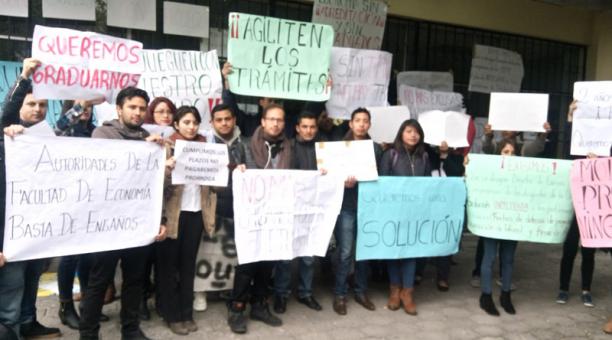Estudiantes de Economía de la UCE, en protesta. Foto: Diego Bravo / ÚN
