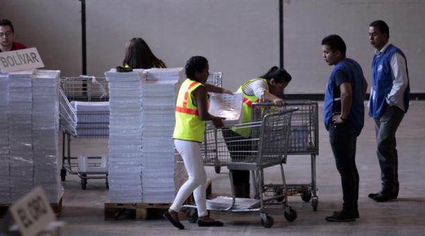 80 empleados de la empresa Montgar se encargan de armar los paquetes.Foto: Patriicio Terán / ÚN