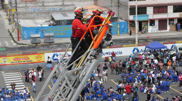 Estudiantes de seis planteles participaron en el simulacro que se realizó en el Estadio del Aucas. Foto:Eduardo Terán / ÚN