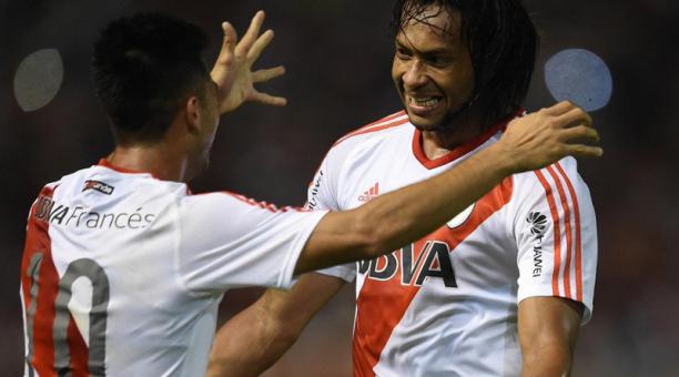 Arturo Mina (der.) celebra con su compañero Martínez el gol anotado ante Boca Juniors. Foto: River Plate Oficial