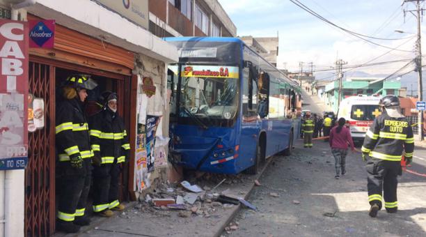 Un autobus se impactó contra una pared en el sur de Quito. Foto: Alfredo Lagla / ÚN