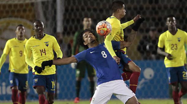 De amarillo Herlin Lino (der.) disputa una pelota con Douglas (azul) durante partido entre Ecuador y Brasil por el Sudamericano Sub 20. Foto: Patricio Terán / ÚN