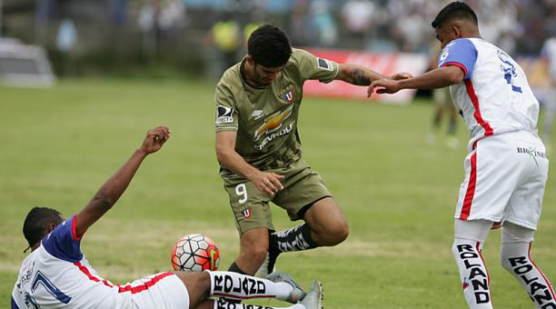 Ronie Carrillo es el juvenil que deberá disputar el puesto de titular con Hernán Barcos. Foto: Patricio Terán / ÚN