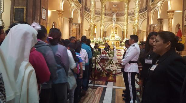 Decenas de feligreses acudieron al funeral de Monseñor Alberto Luna Tobar. Foto: Lineida Castillo / ÚN