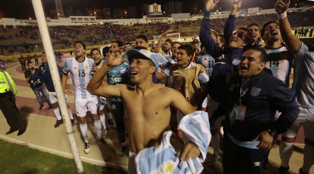 Los jugadores de Tucumán festejaron tras el duelo copero ante El Nacional, en el estadio Atahualpa. Foto: AFP