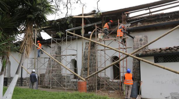 Los trabajos en el tejado de la capilla de la iglesia avanzan a buen paso. Alfredo Lagla/ÚN