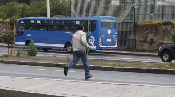 Los peatones no tienen más remedio que lanzarse a cruzar los ocho carriles. Foto: Vicente Costales / ÚN