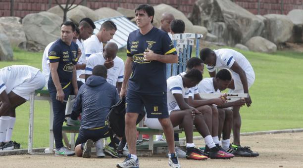 Gustavo Quinteros repara al equipo para el partido amistoso ante Honduras. Foto: Mario Faustos / ÚN
