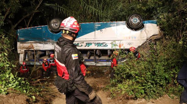 El bus accidentado permanece en el lugar debido a las malas condiciones de terreno. Foto: Alfredo Lagla / ÚN