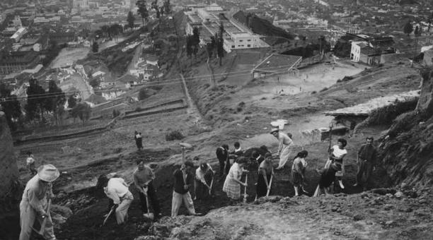 1975: Minga realizada por los pobladores de Toctiuco Alto, para hacer camino hasta El Placer. Al fondo los tanques de agua potable. Foto: Archivo / ÚN