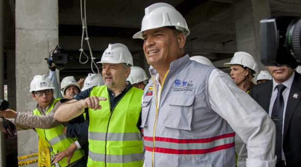 Rafael Correa recorre obras de construccion del Hospital del IESS en el sur de la cioudad, lo acompañan Richard Espinoza y Paola Pavon. Foto: Armando Prado / ÚN