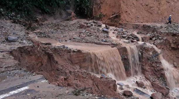 La Saracay-Piñas, en El Oro, es una de las más afectadas, en este caso, por la fuerza de una cascada. Foto: Cortesía de Obrás Públicas / El Oro